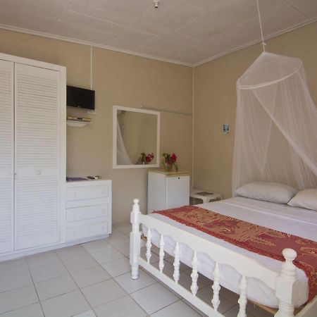 Keegans Beachside Hotel Bequia Island Exterior photo