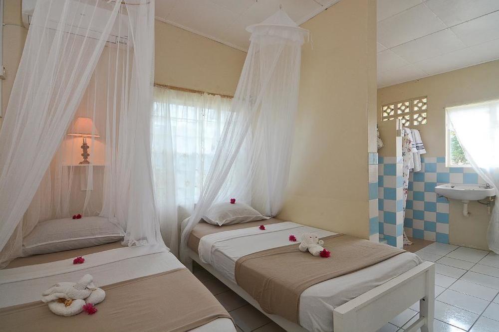 Keegans Beachside Hotel Bequia Island Exterior photo