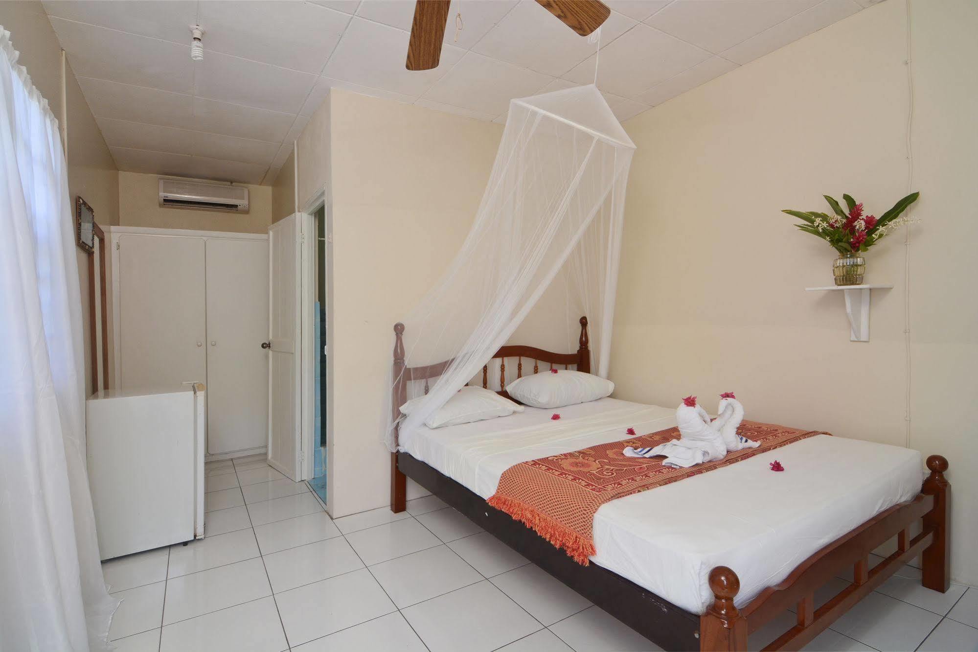 Keegans Beachside Hotel Bequia Island Exterior photo
